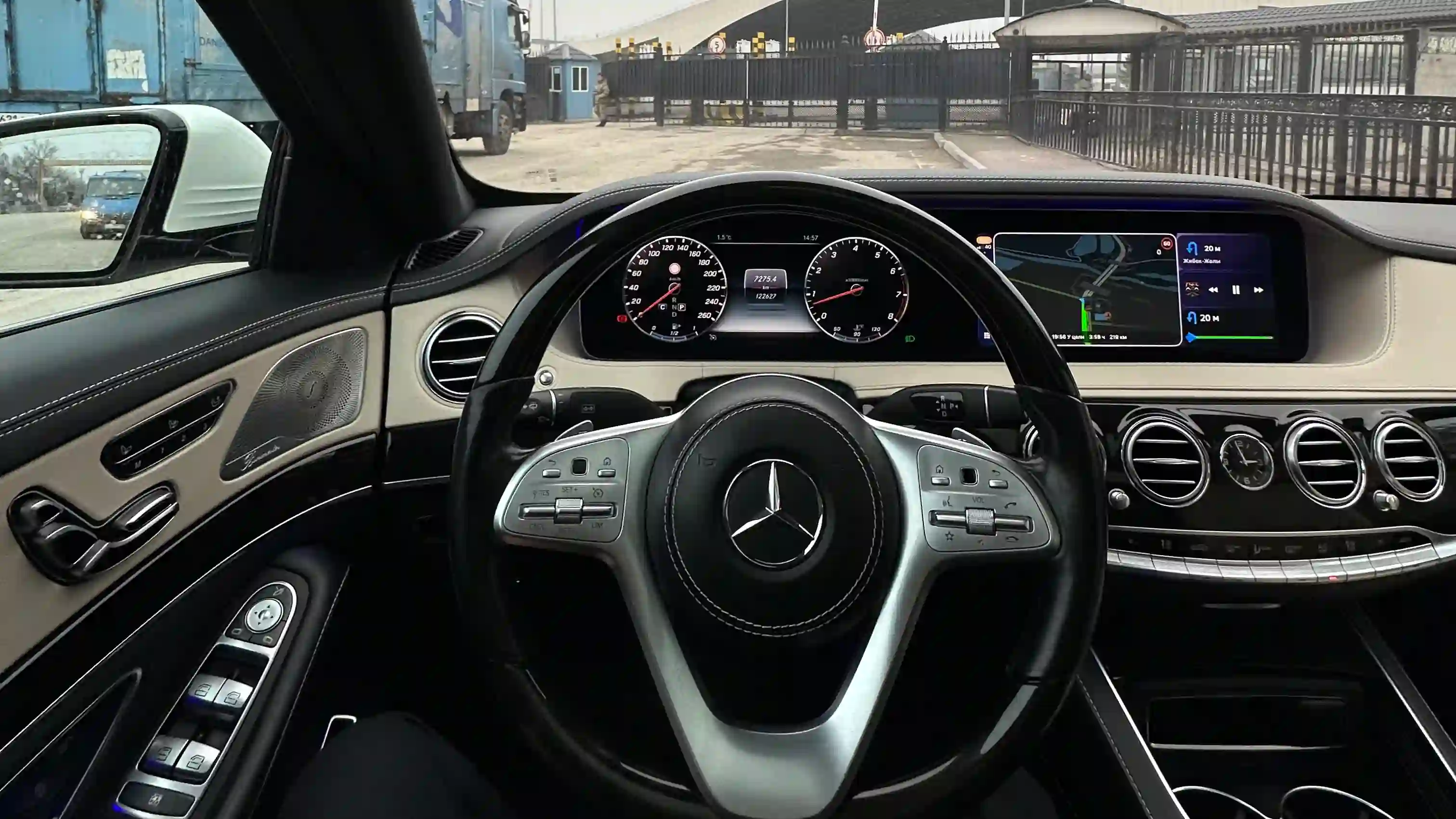 Рабочее место водителя Mercedes S Class во время трансфера в Алматы