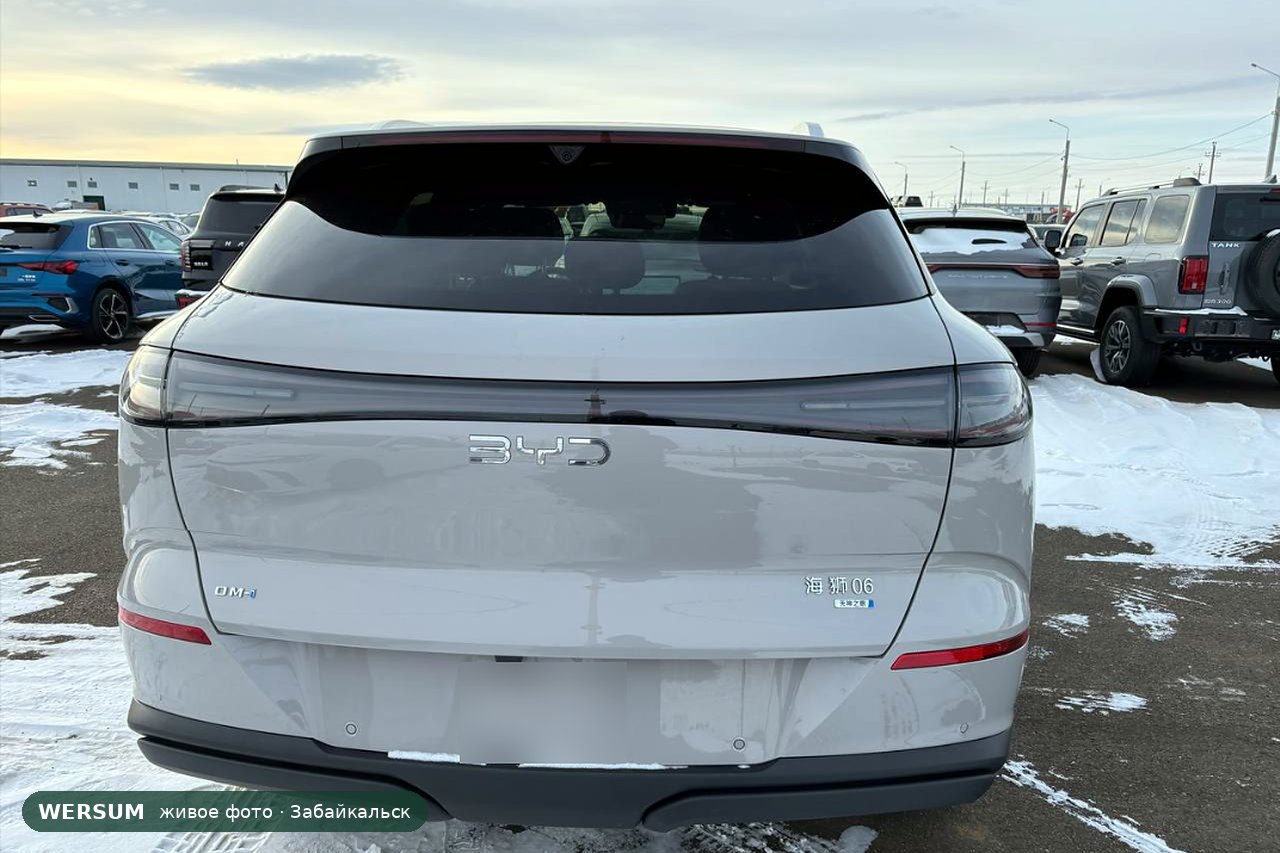 BYD Sealion 06, сзади: надписи BYD, DM-i и 海狮06