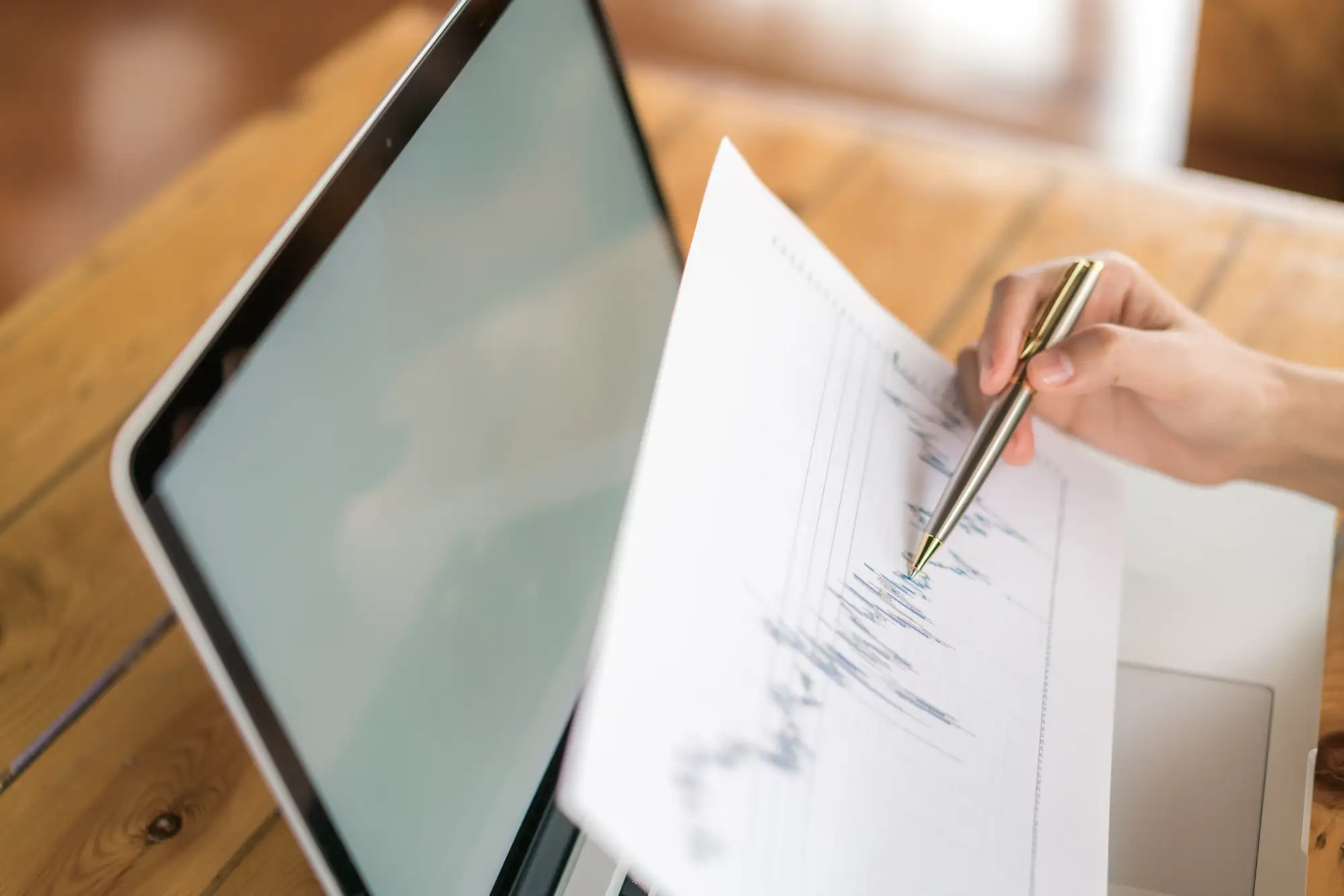 Деловая женщина рука с Финансовые диаграммы и ноутбук на столе.