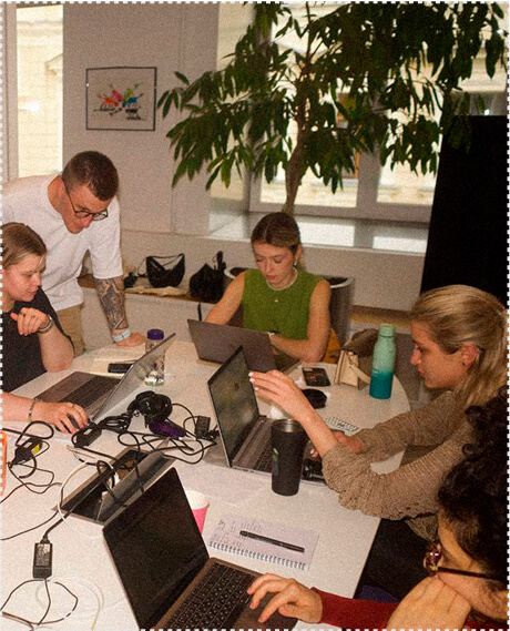 Команда Cosmopet работает над проектом в офисе: совместное обсуждение идей и разработка инновационных решений в сфере питания для домашних животных
