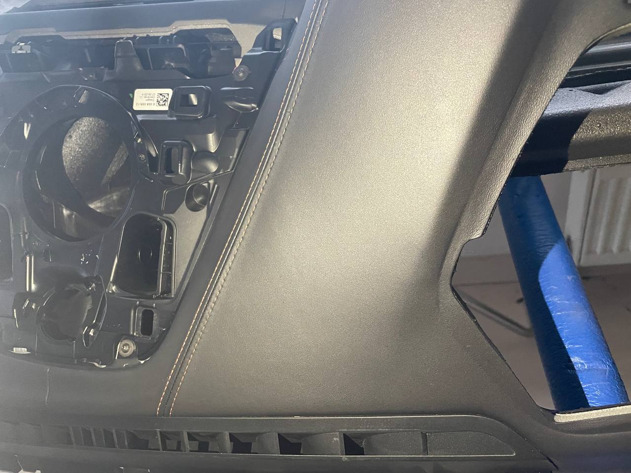 Ремонт кожаной облицовки панели приборов BMW G30