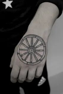 Значение татуировки колесо