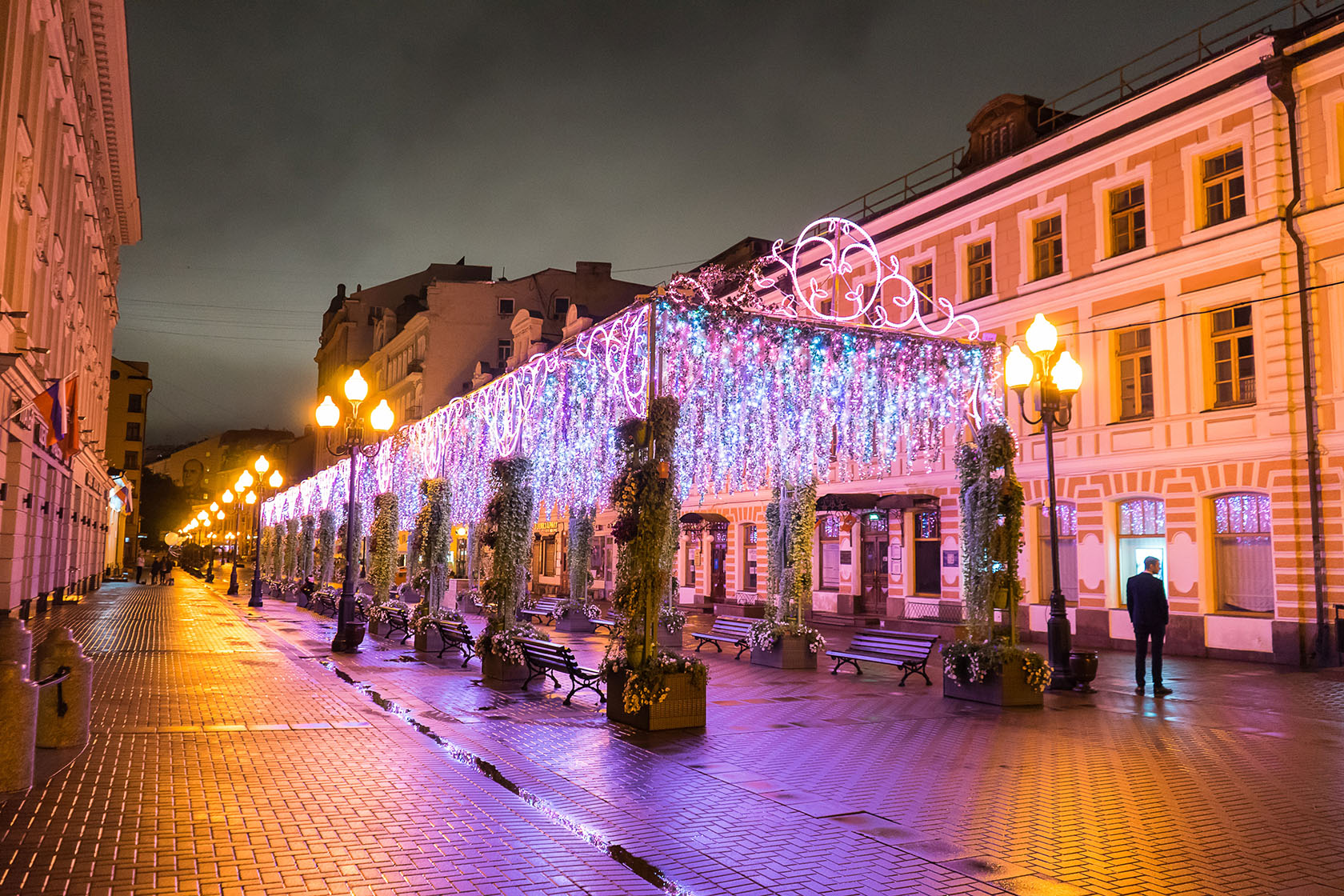 Тверская улица в москве. Украшения к Дню города Москва. Праздничное оформление Москвы. День города праздничное оформление Москва. Современные тенденции оформления праздничного города.