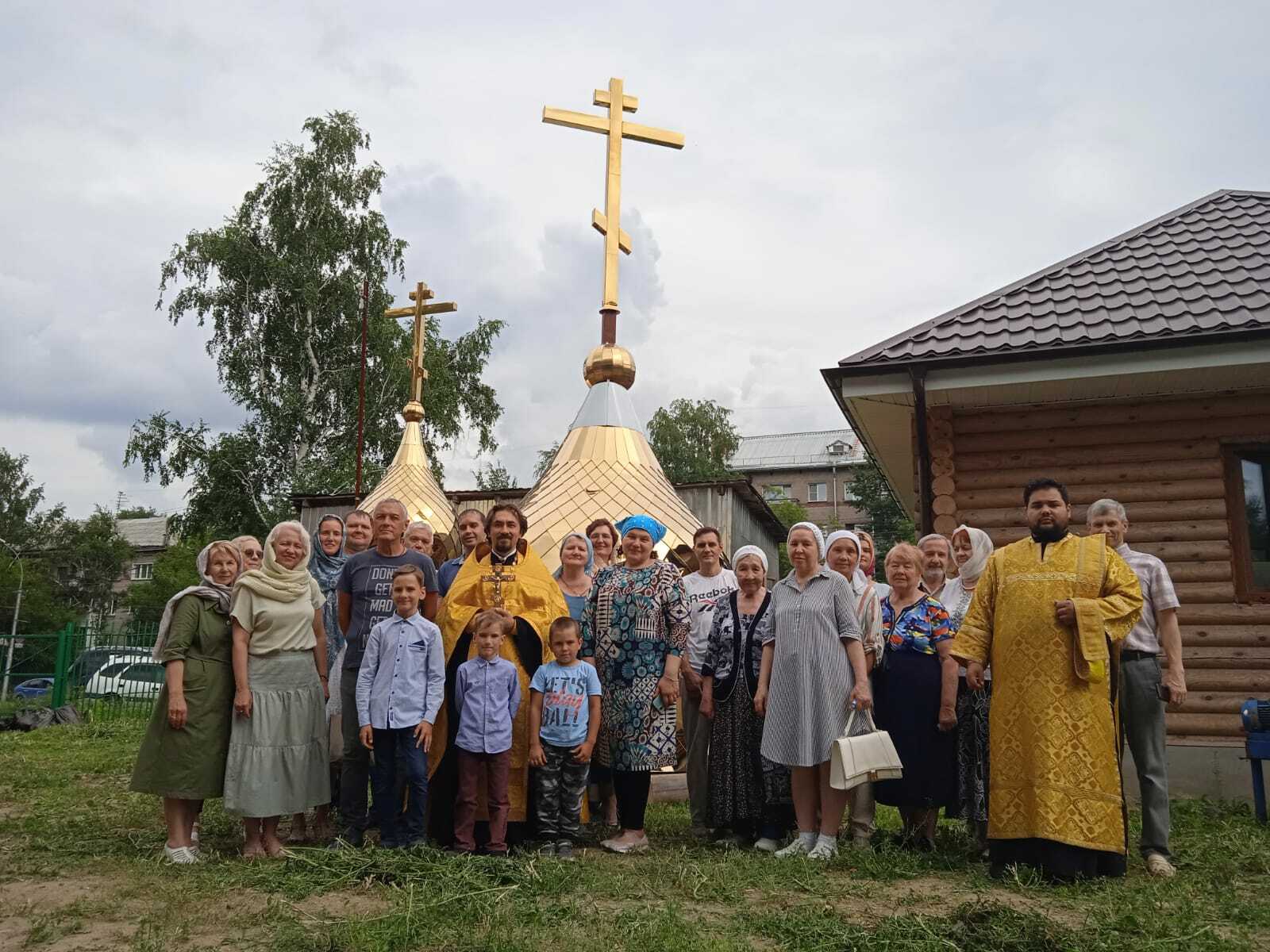 Церковь увенчана куполом с крестом