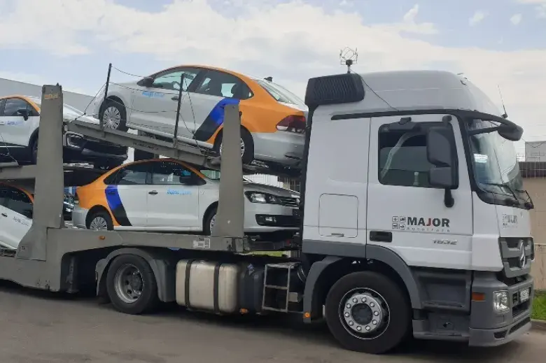 Автовоз Major Auto Trans с легковыми автомобилями