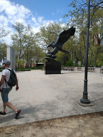 Приземляющийся орёл. Мемориал 