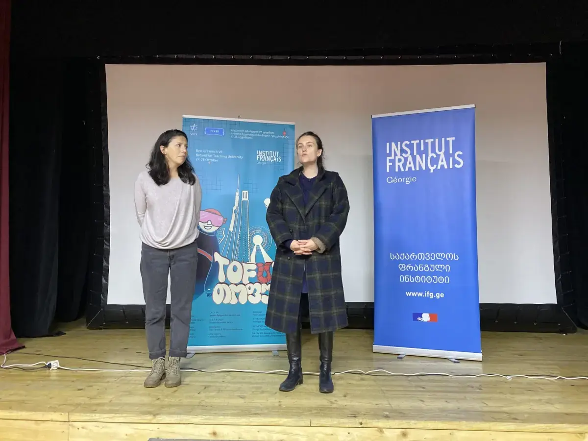 Programme introduction beside Institut français de Géorgie banners