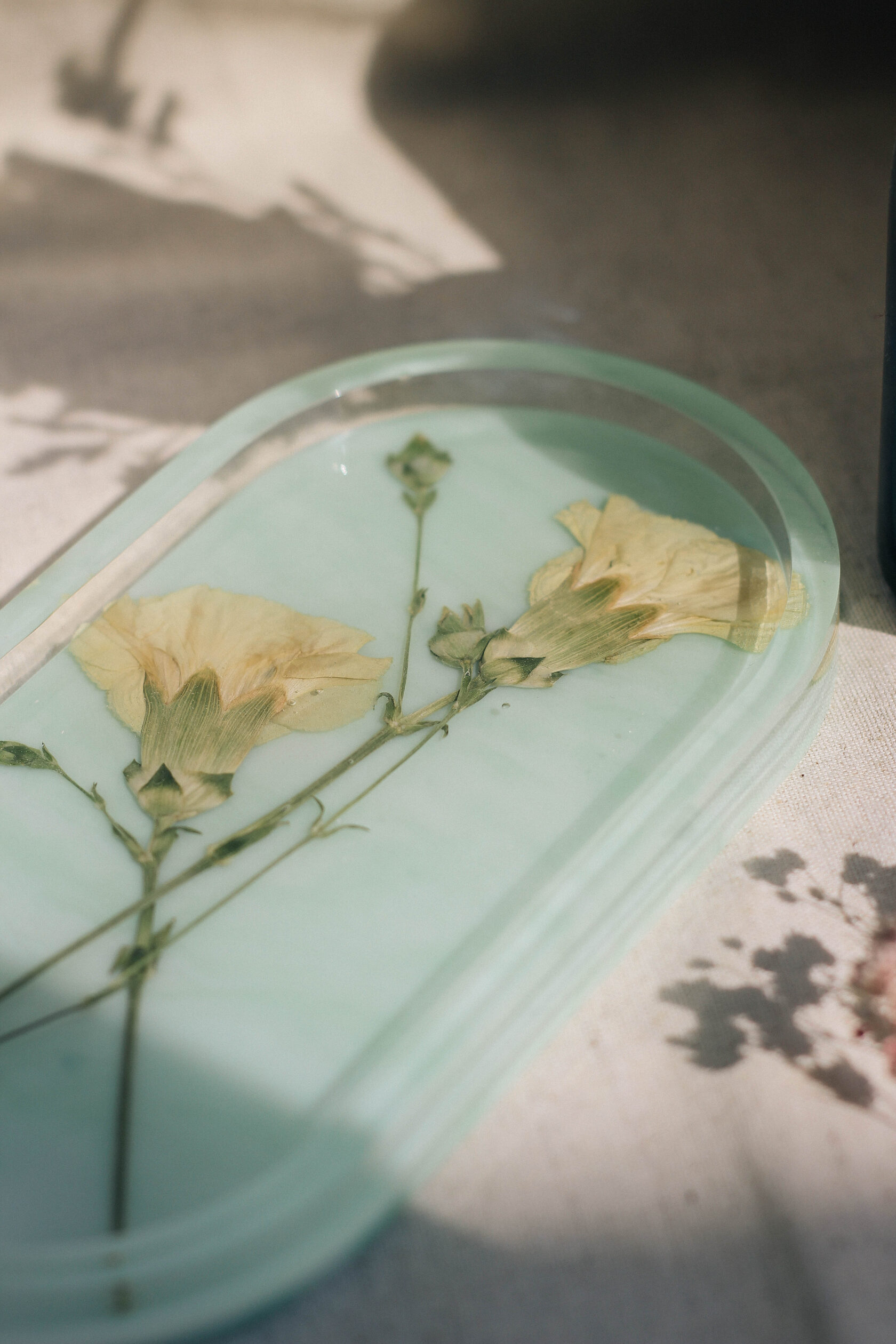 Овальный подиум из эпоксидной смолы зеленого цвета с натуральными цветами