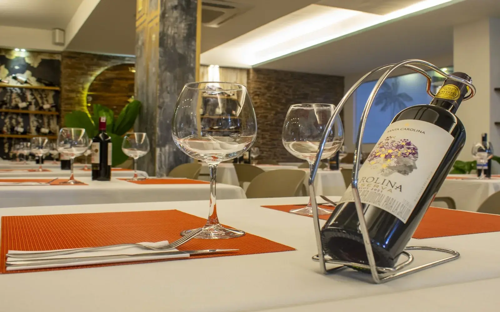 Накрытый стол в ресторане отеля с бокалами и вином, Waira Suites Hotel
