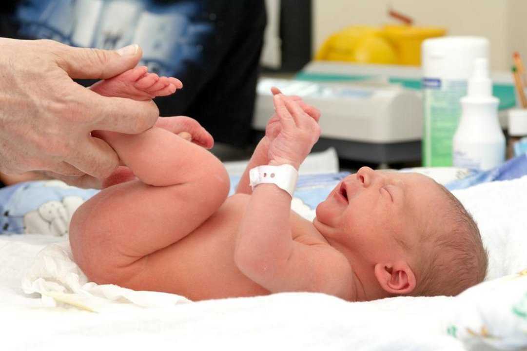 Половые органы новорожденного мальчика. Обследование новорожденного. Здоровый новорожденный. Новорожденный в родильном зале.