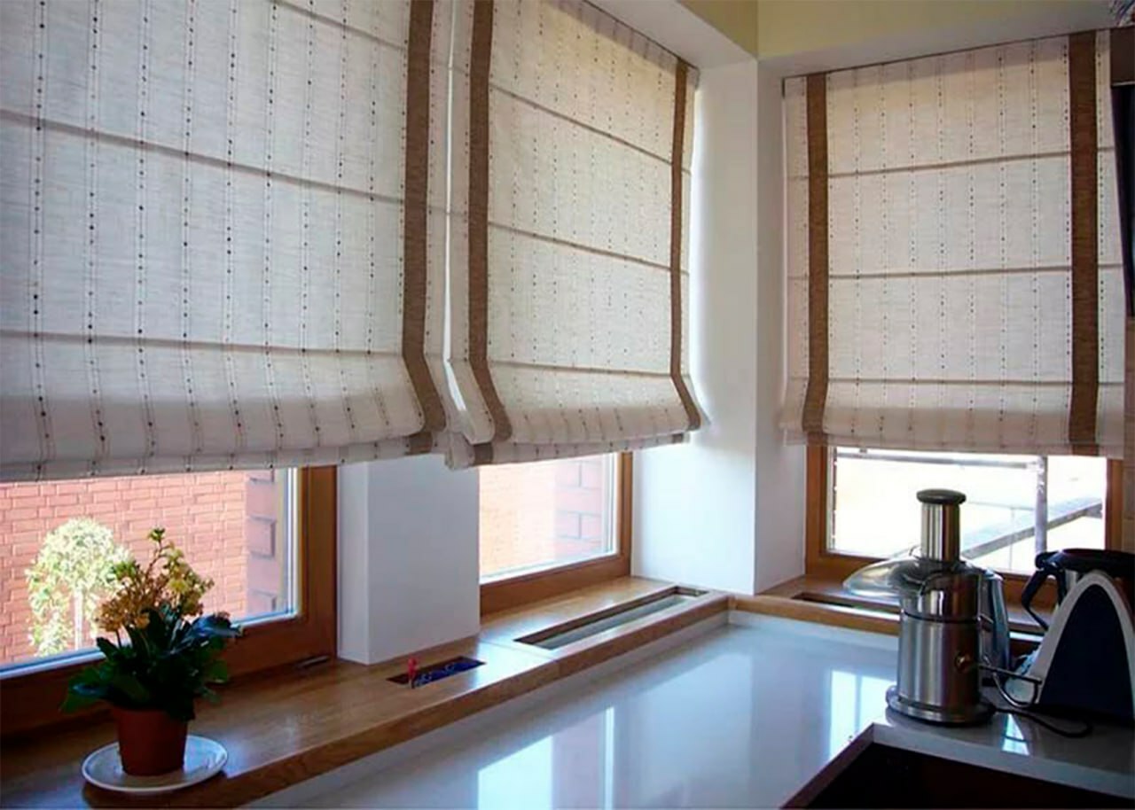 Римские шторы на большое окно на кухне