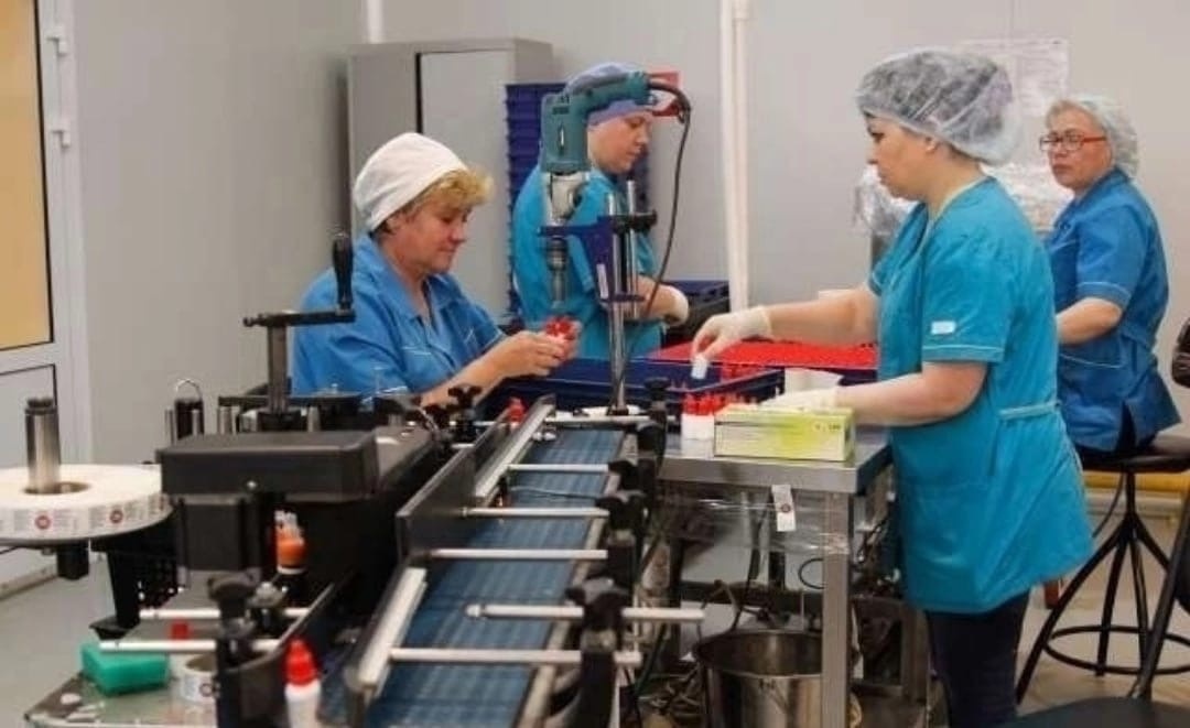 Упаковщики фасовщики. Упаковщица. Упаковщик чая. Санкт петербург работа для женщин упаковщица. Оао «макбур» улан-удэ.