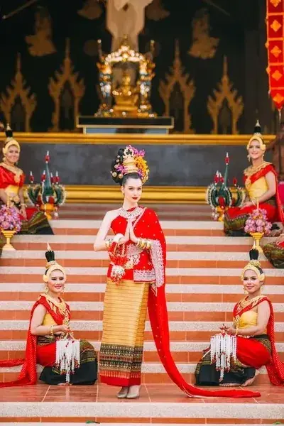 Артистки в тайских костюмах на лестнице
