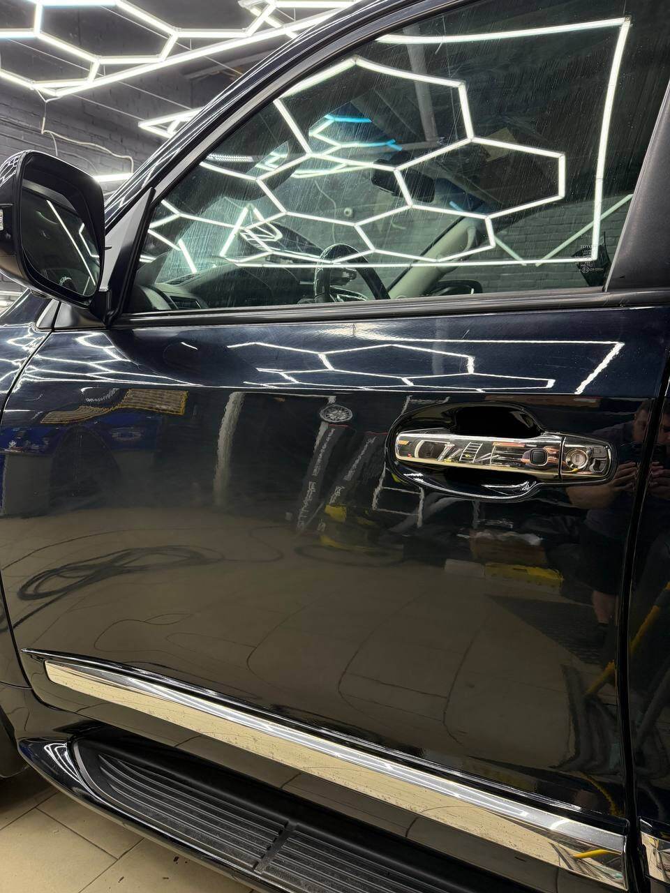 Передняя дверь и зеркало Toyota