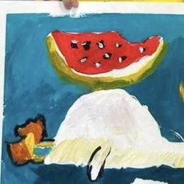 Девочка 5–6 лет с гуашевой работой «Гусь и арбуз» на занятии ИЗО
