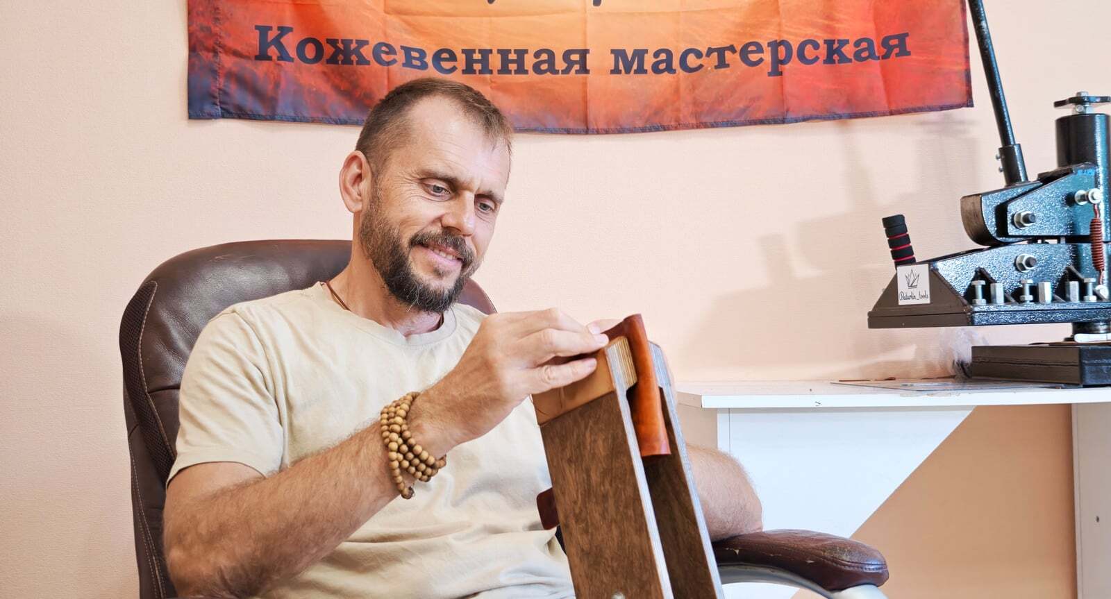Максим Кичигин в мастерской