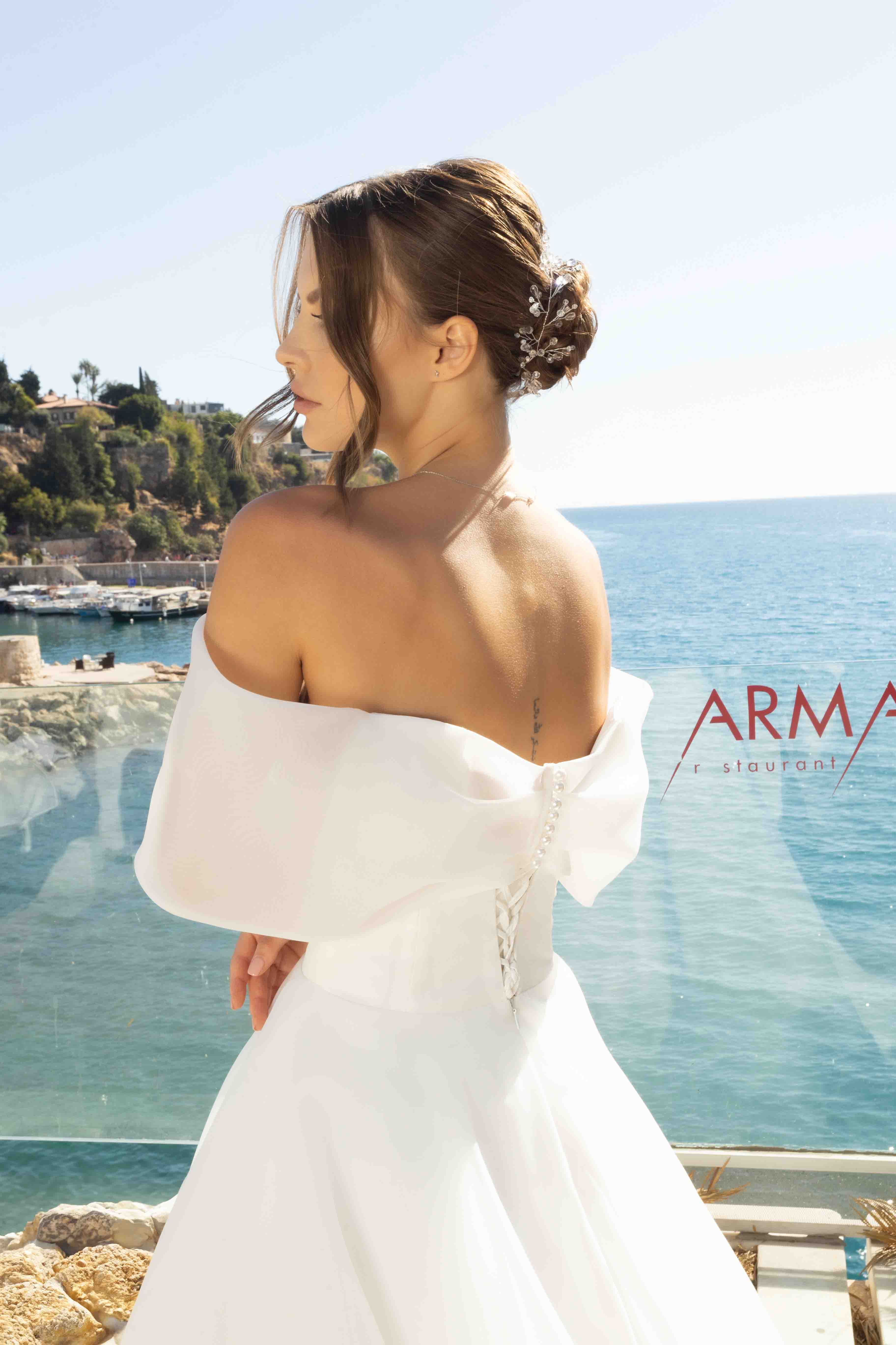 Свадебное платье с открытыми плечами