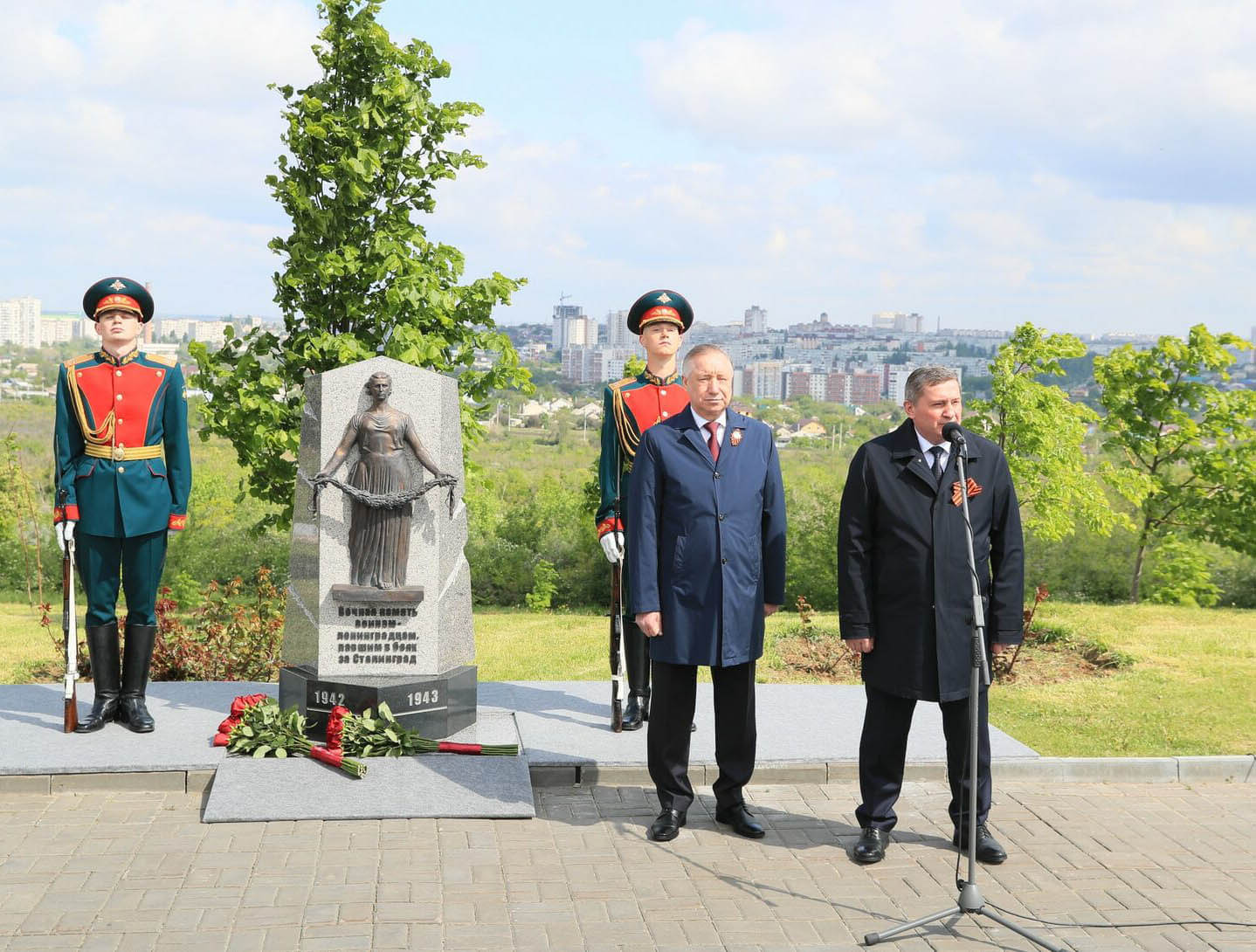 памятный знак Матери-Родины с Пискаревского кладбища