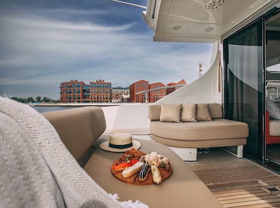 Яхта Azimut 62S — фото 4 для аренды в СПб