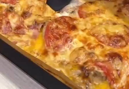 Приготовление мяса по-французски из свинины с грибами, помидорами и сыром: шаг 8