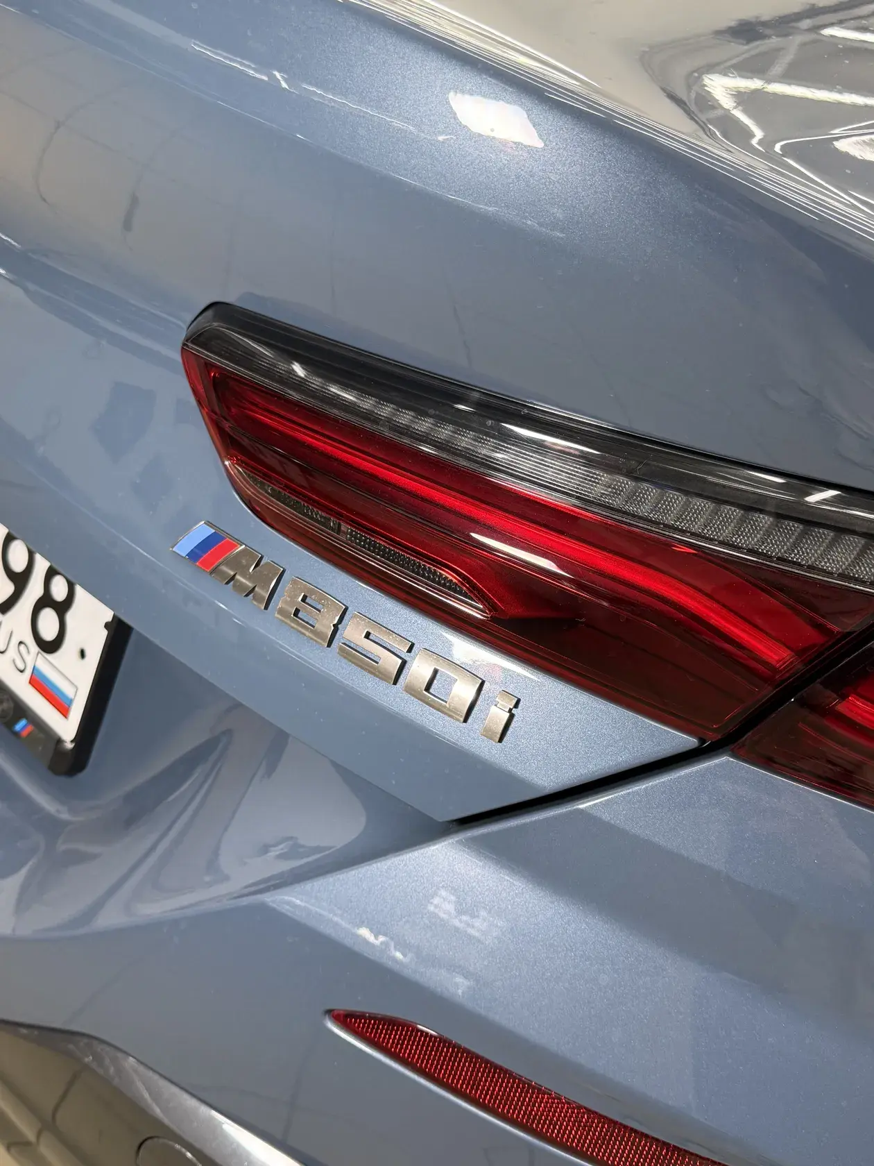 Шильдик M850i и задний фонарь BMW 8 серии