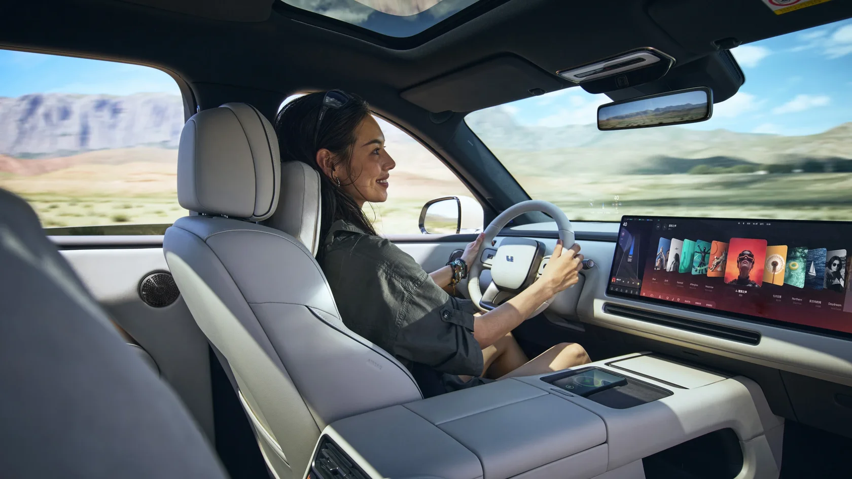 Водитель за рулём Li Auto L6 с панорамным экраном