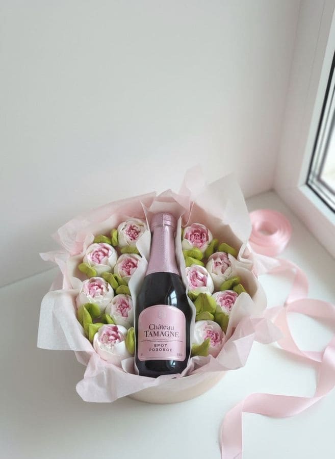 Тюльпаны из зефира и напиток б/а в шляпной коробке с окном, диаметр 21 см 1