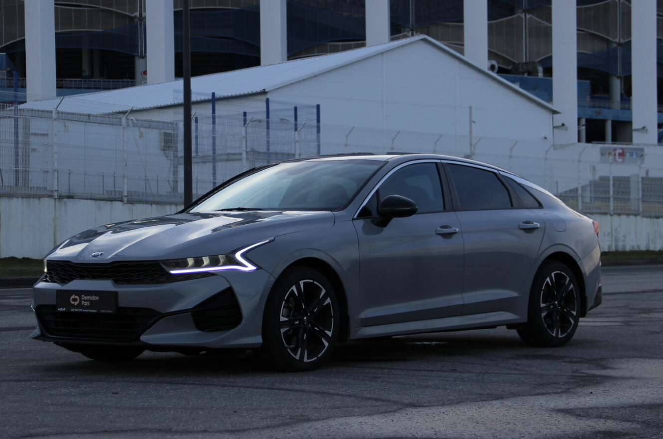 Kia K5: когда стоит взять его в аренду вместо премиум-сегмента