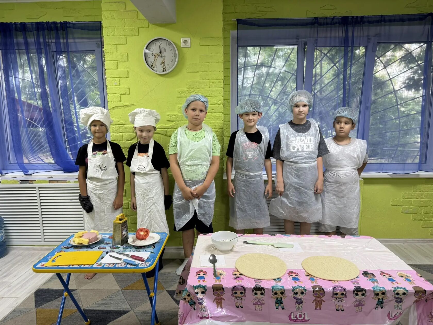 Дети показывают поделки, созданные на занятии