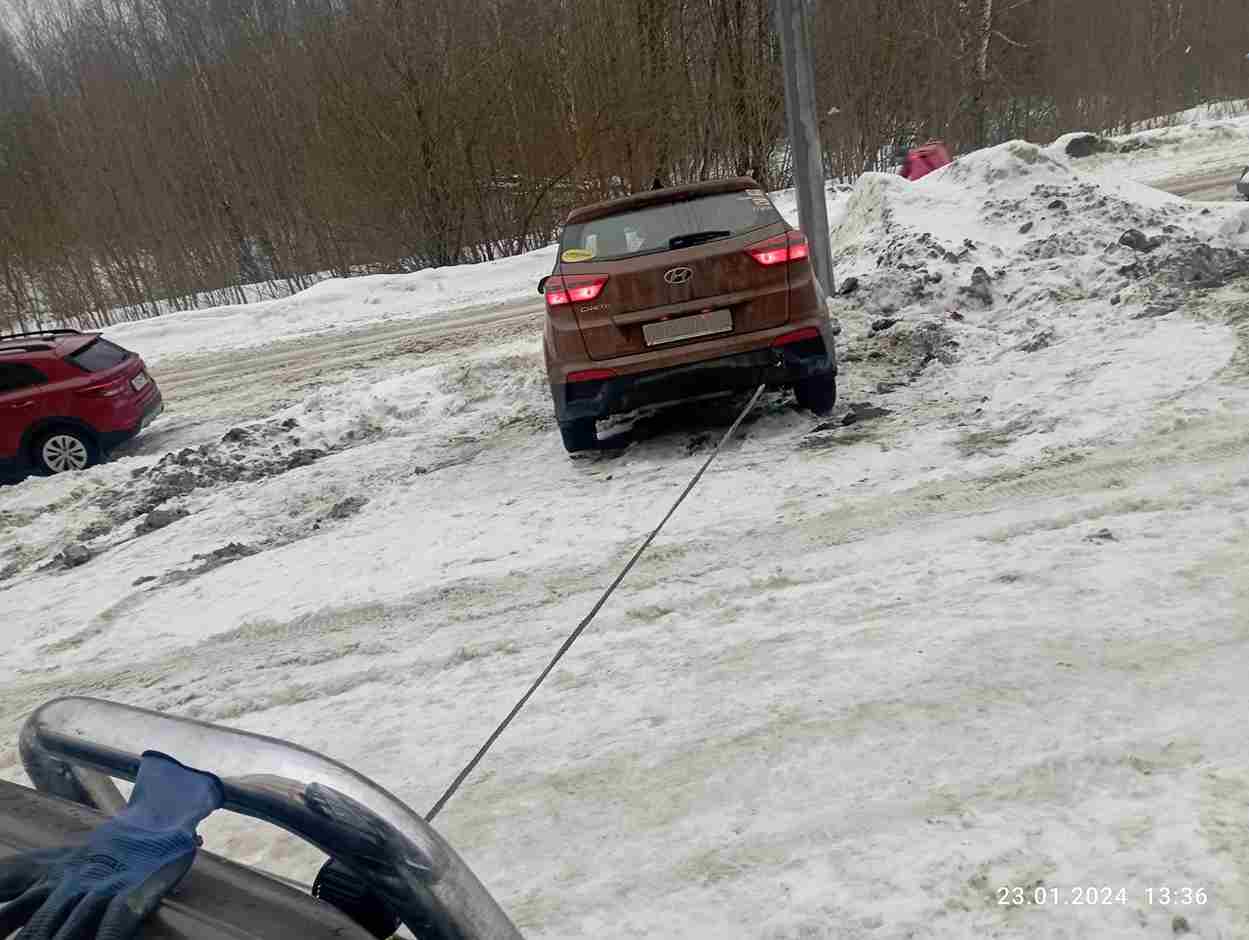 Внедорожная Эвакуация автомобиля Hyundai Creta из ледяной ямы, на Анисимовской дороге в Красногвардейском районе районе Санкт-Петербурга