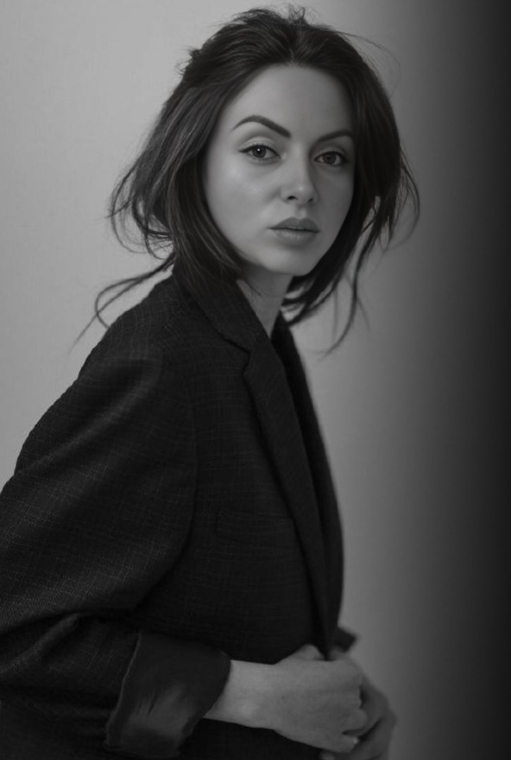 девушка смотрит в глаза