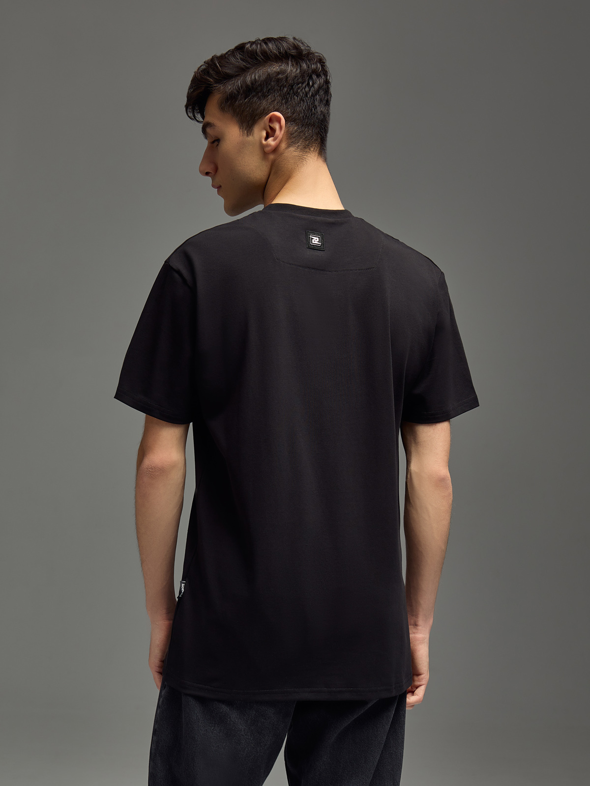 оверсайз футболка на модели 