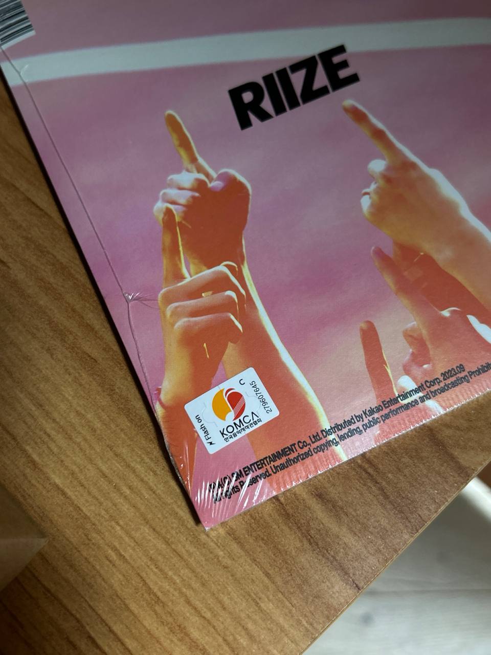 Голографическая наклейка KOMCA с номером на запечатанном альбоме RIIZE