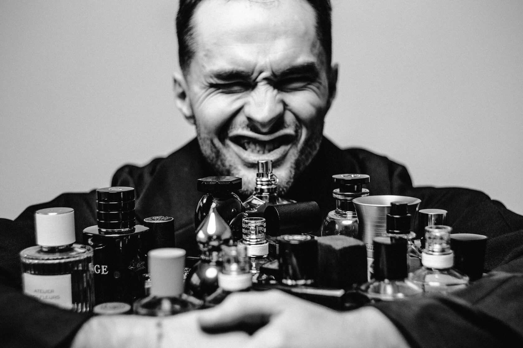Витрина с ароматами в парфюмерном баре LETIPARFUM