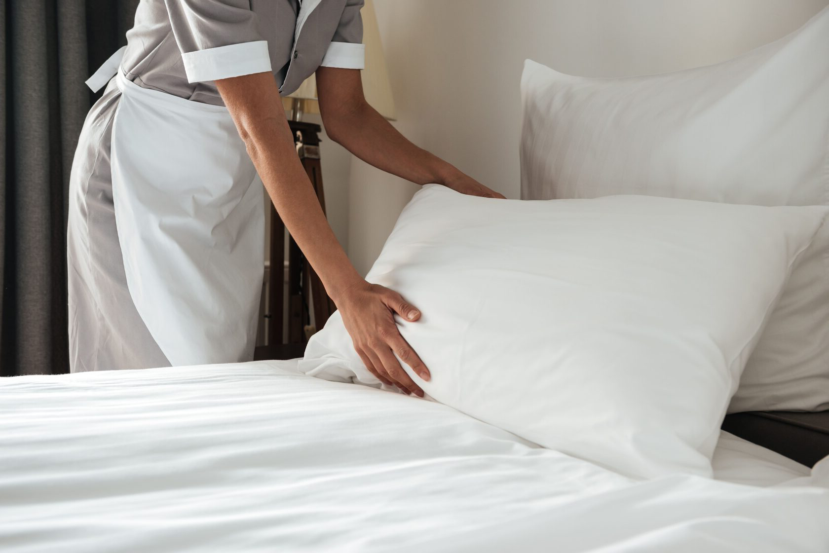 Почему нельзя постельное белье. Хаускипинг Роом. Заправленная кровать в отеле. Застеленная кровать. Заправленная постель в гостинице.