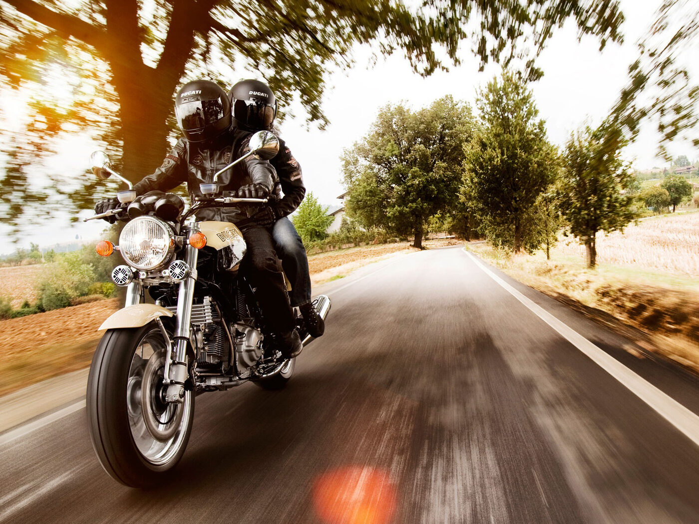 фото парня и девушки на романтическом свидании в публичном месте