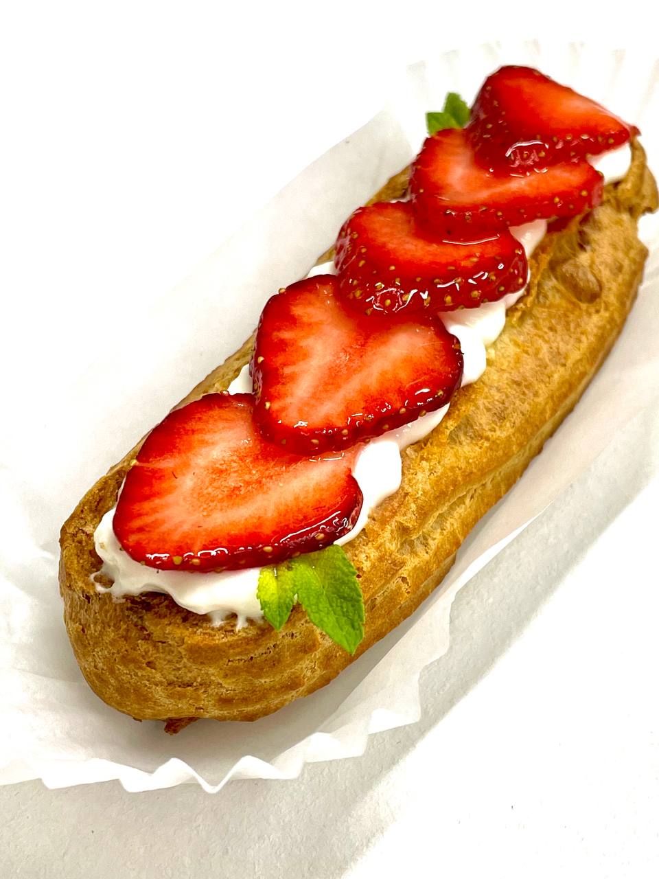 Набор клубничных эклеров