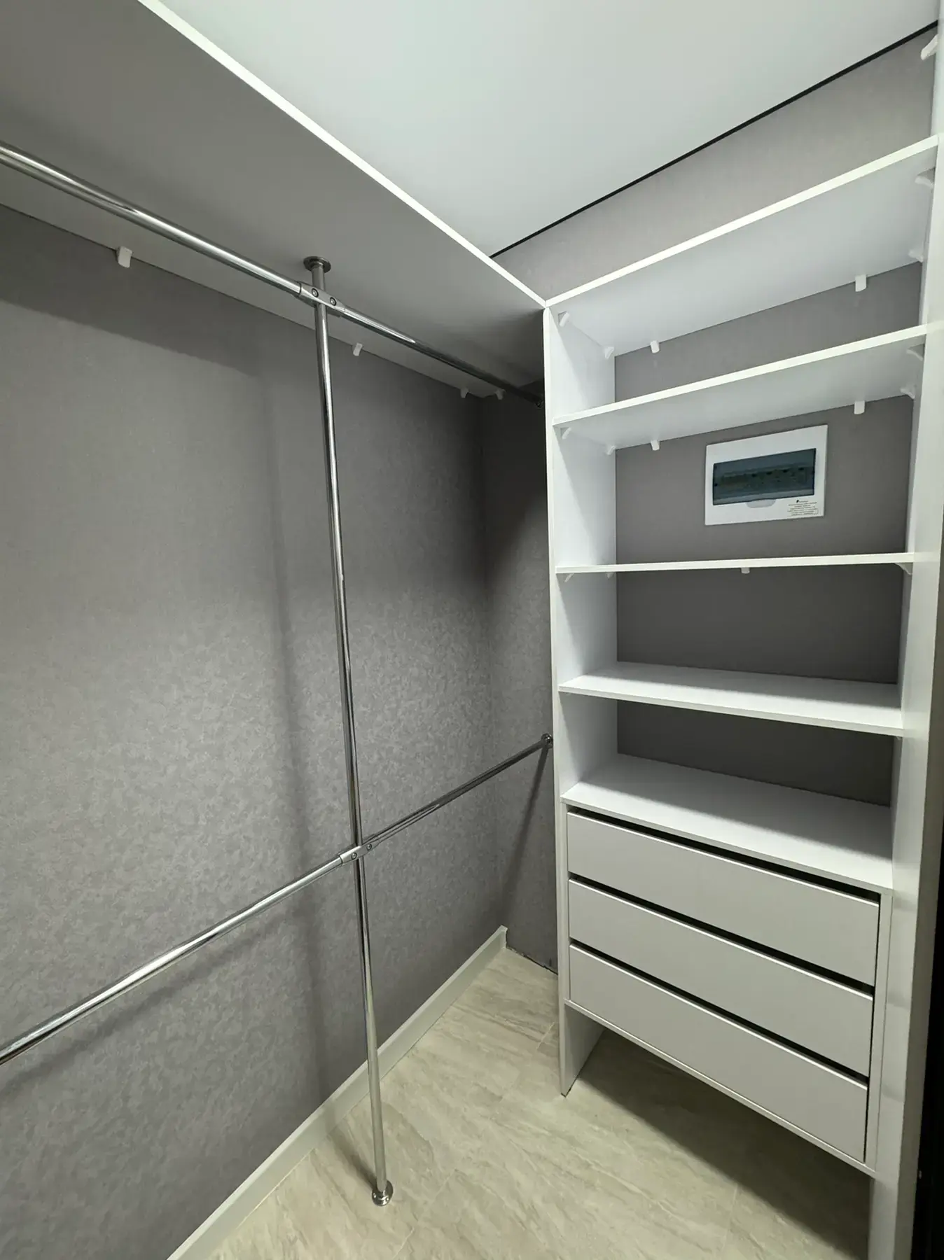 Компактная гардеробная в нише с штангами и полками на заказ в Сургуте