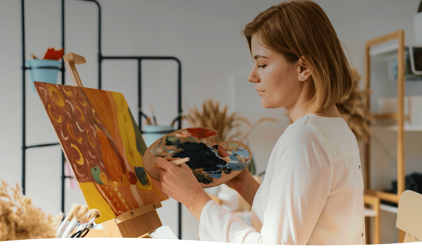 Art courses. Девочка с холстом картинки. Руки на холсте Сток бесплатно.