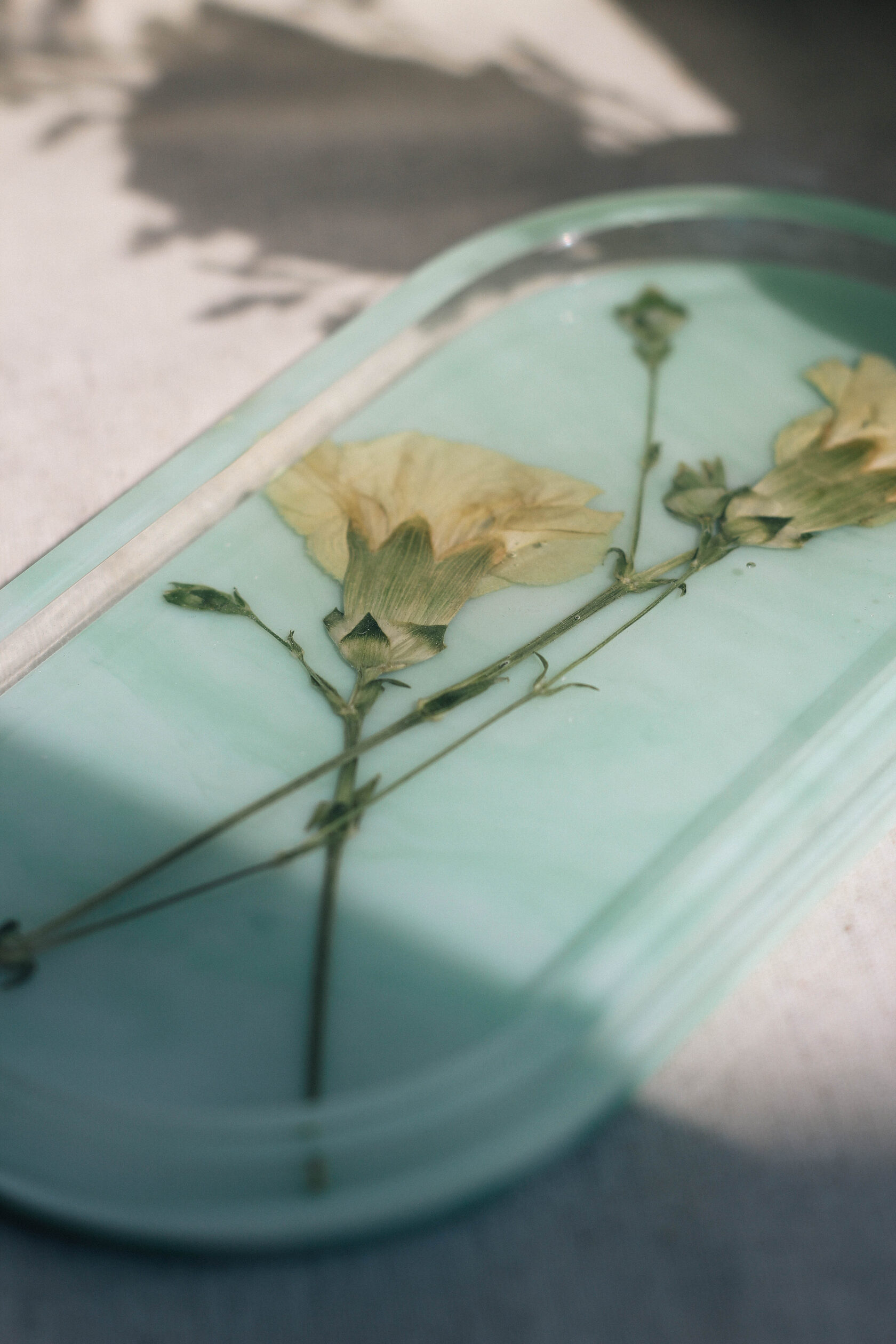 Овальный подиум из эпоксидной смолы зеленого цвета с натуральными цветами