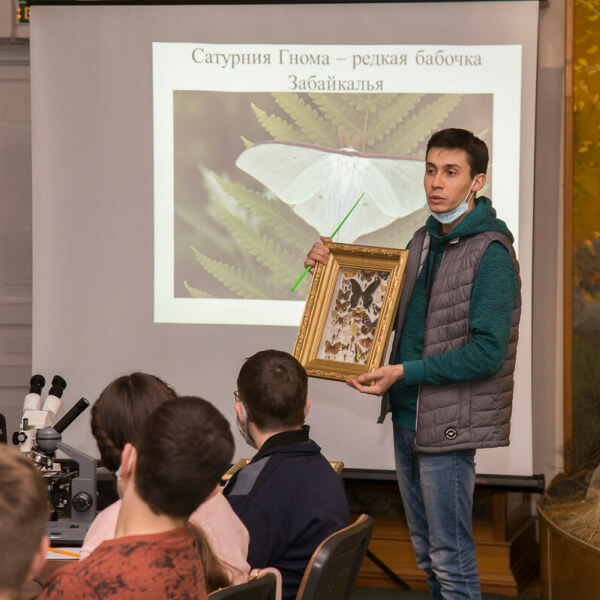 Сотрудник рассказывает посетителям о бабочках