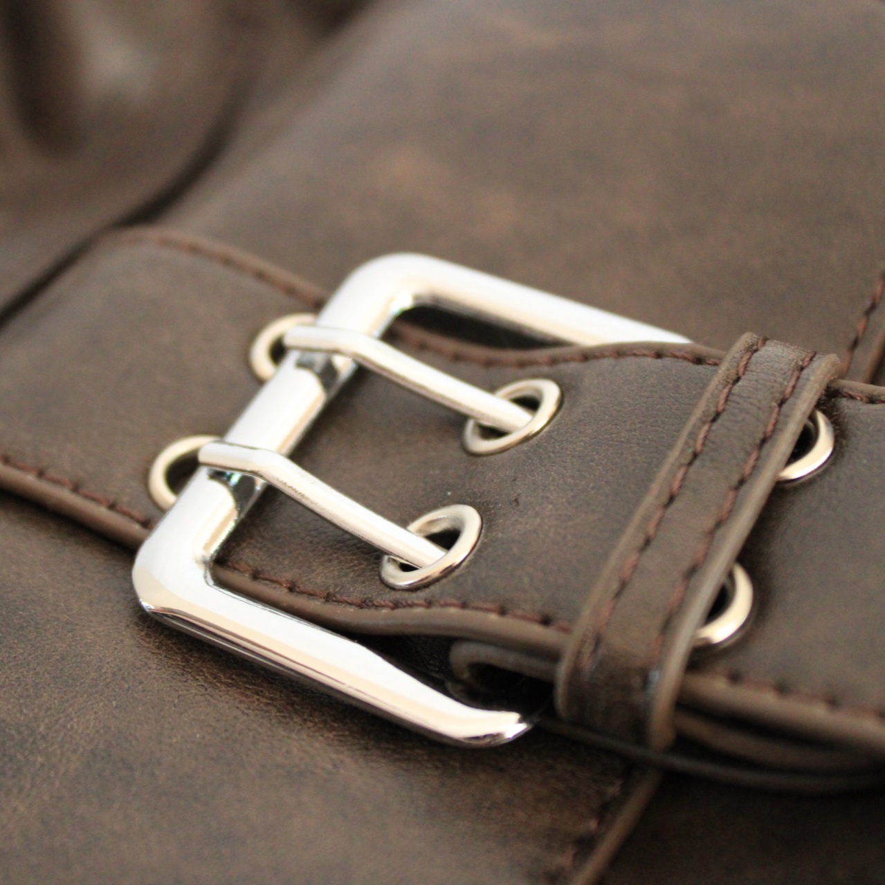 Купить сумку-багет коричневого цвета с серебристой фурнитурой.