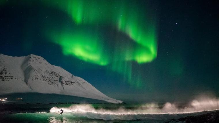 Кадр из фильма «Under an Arctic Sky»: северное сияние над волнами Исландии