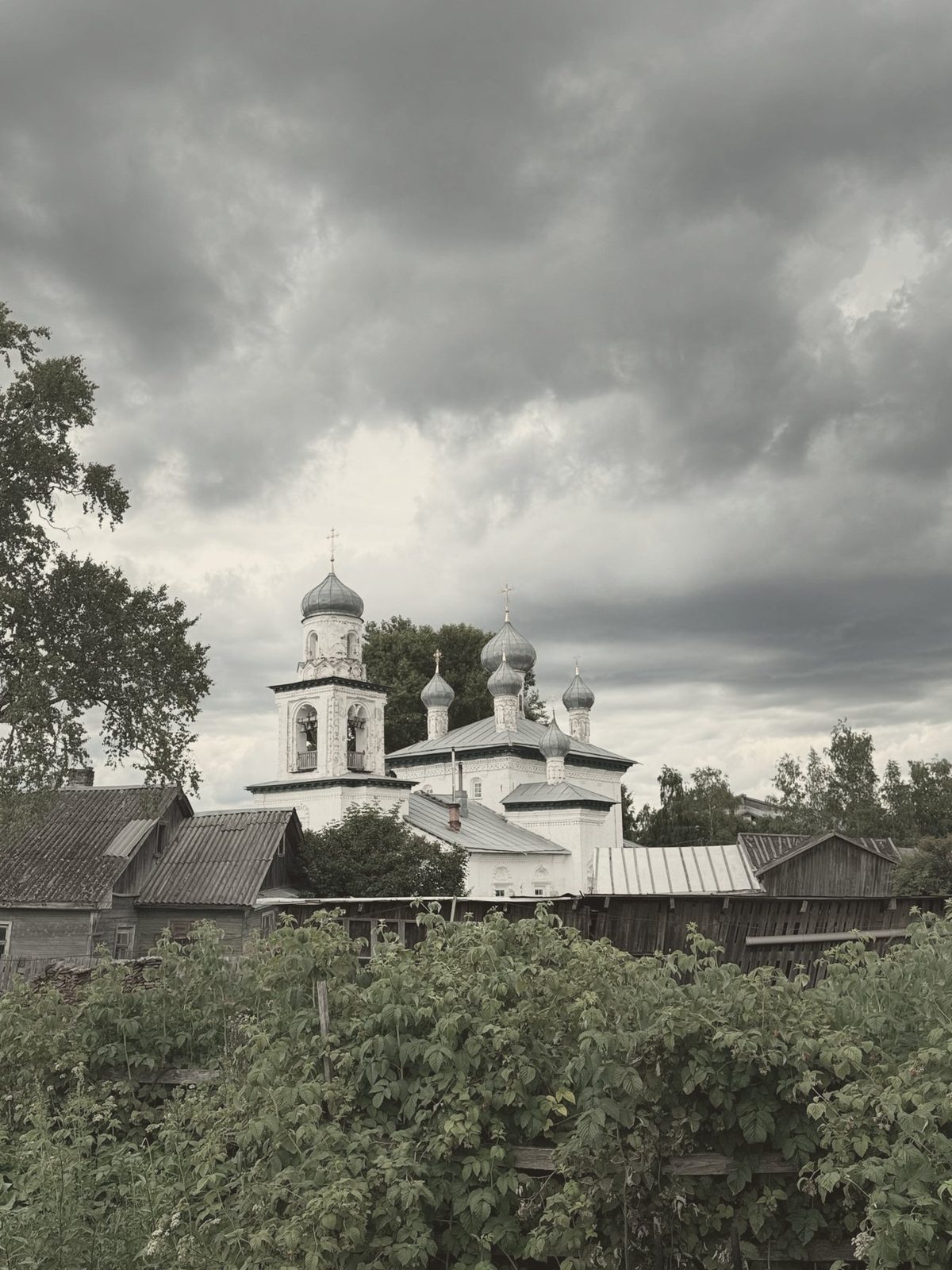 Храм за деревянными домами, Русский Север