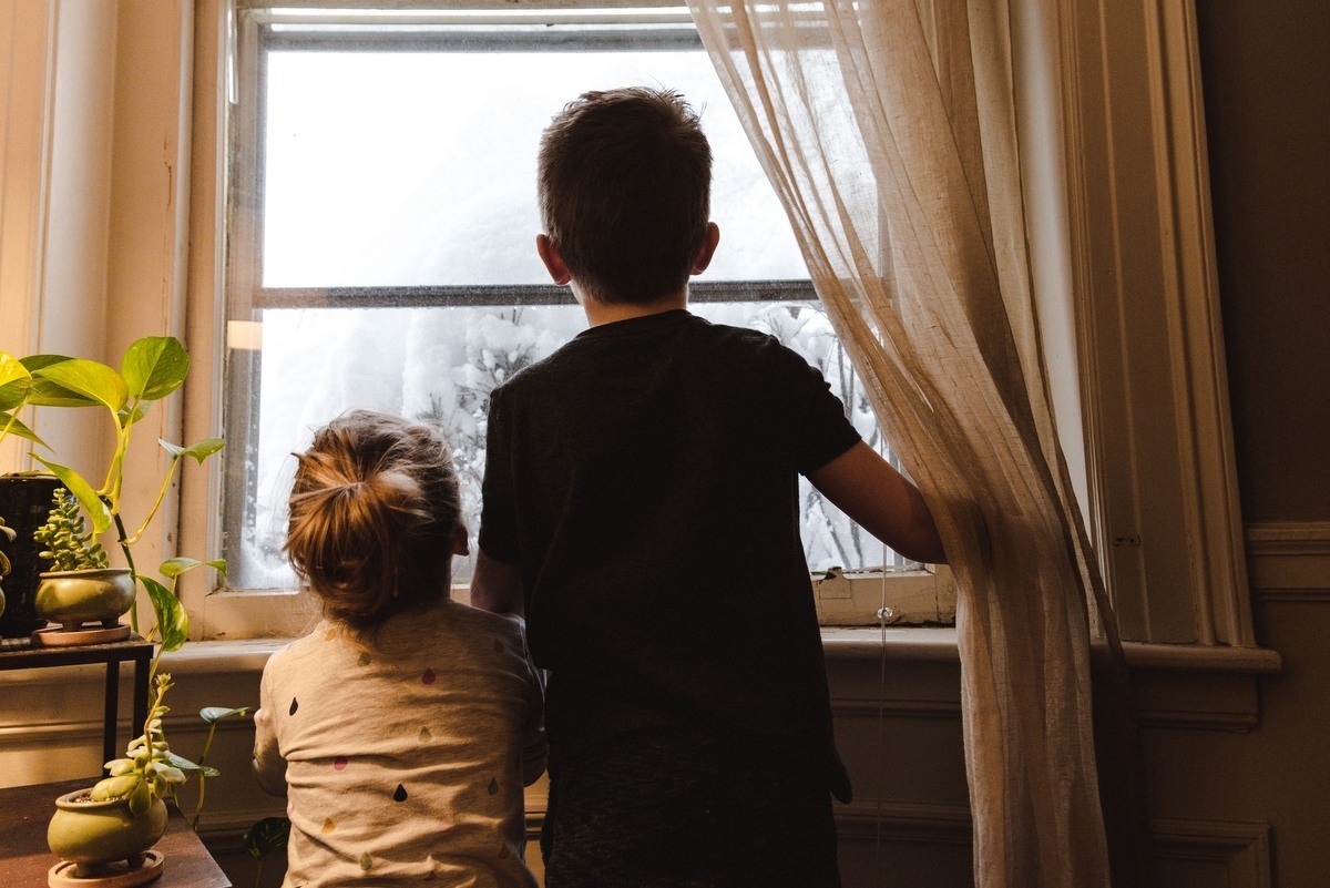 Com que idade as crianças podem ficar sozinhas em casa nos EUA?
