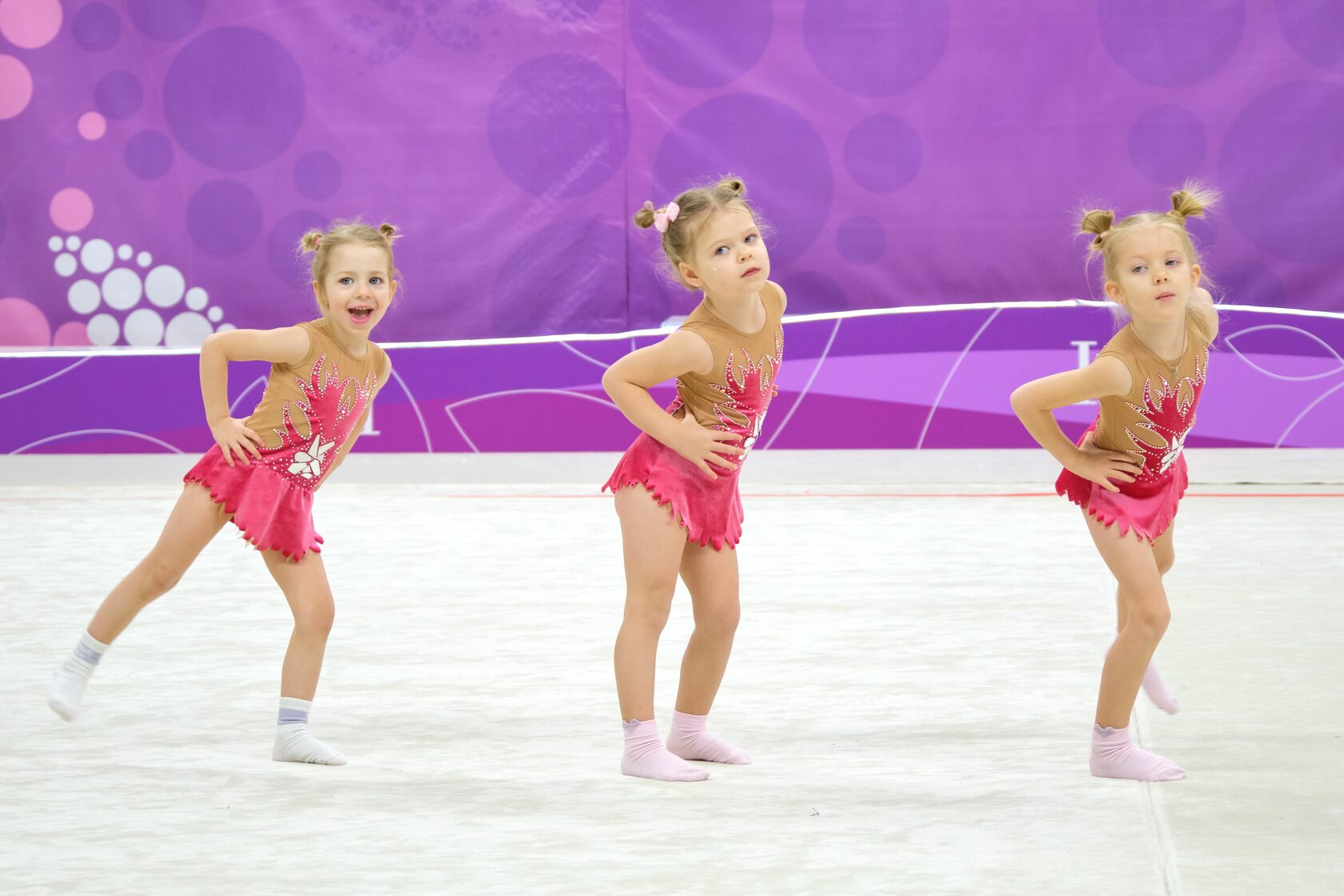 гимнастки девочки В Архангельске юные гимнастки сражались за звание лучшей на областных соревнованиях