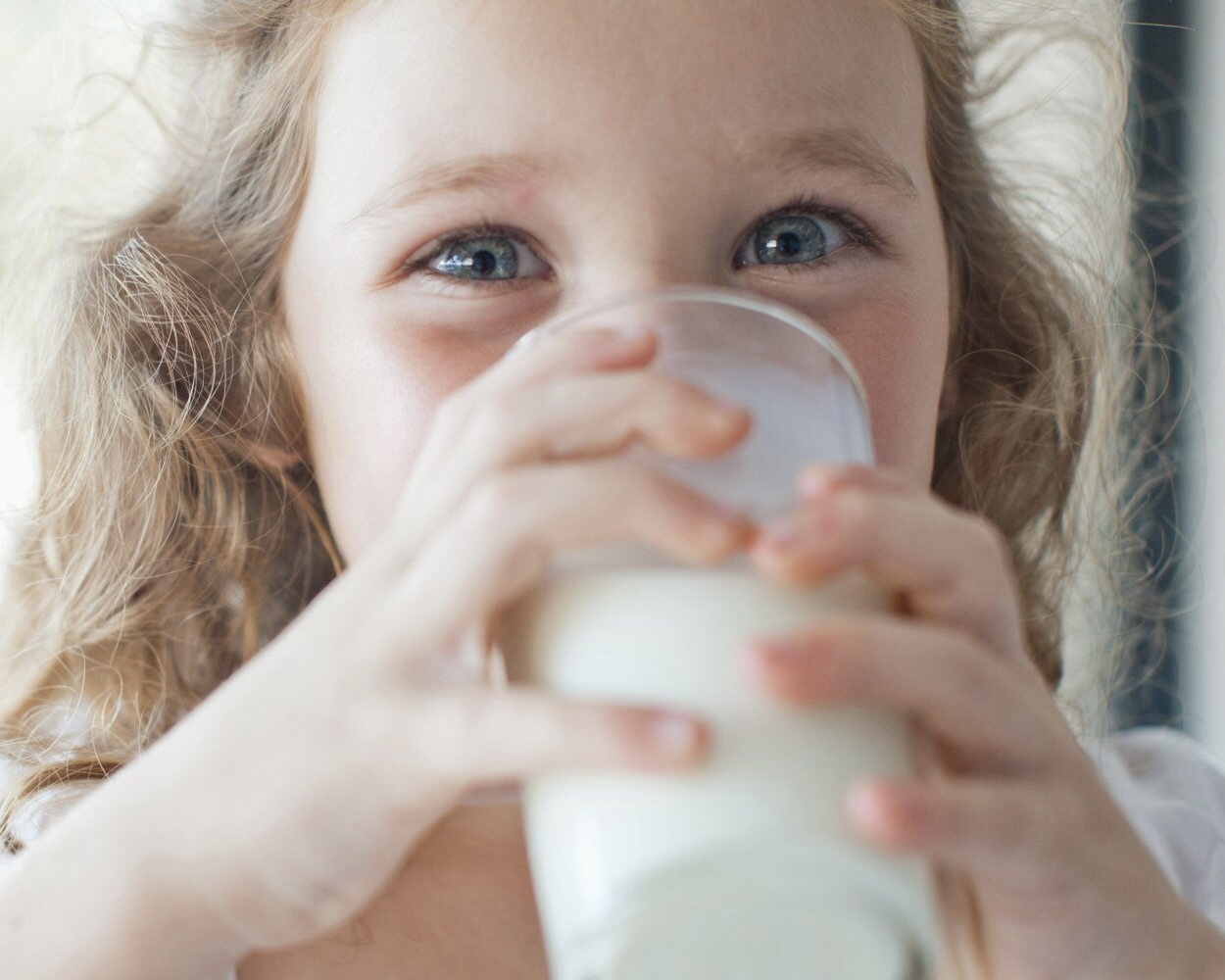 фото пьющая молоко