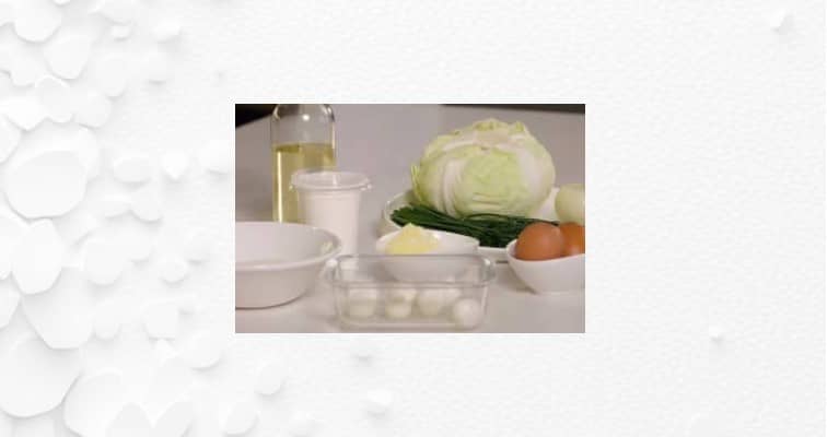 Приготовление капустных котлет с манкой и яйцом на сковороде: шаг 1