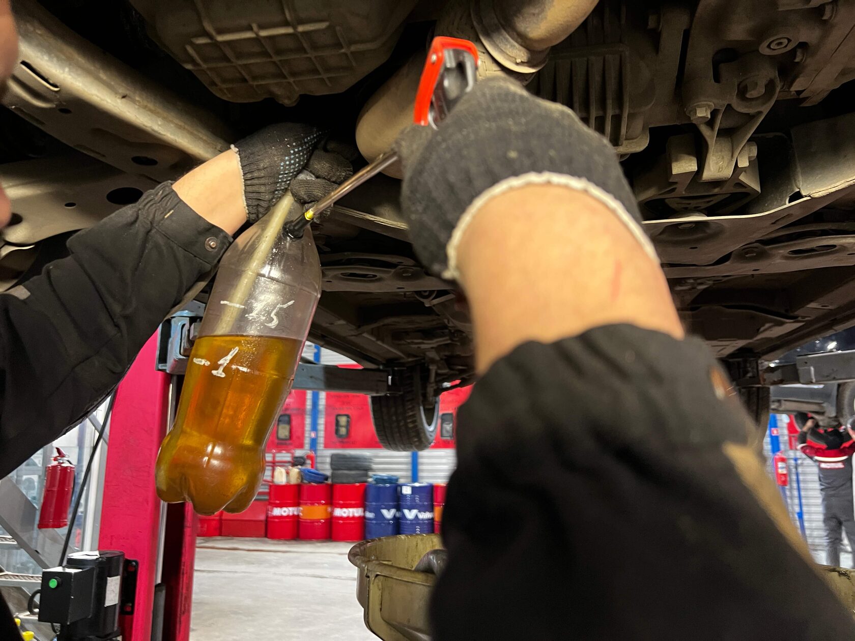 Заправка нового масла Valvoline TDL 75w90 в редуктор