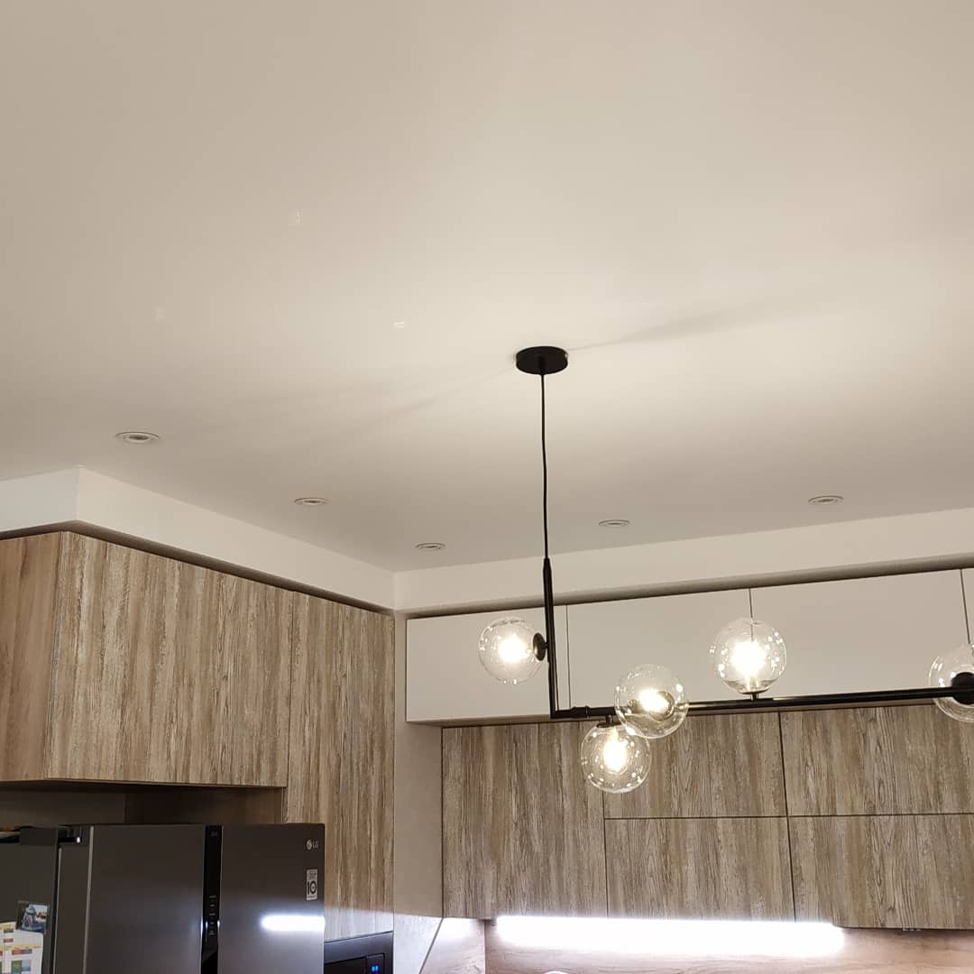 Красим потолок из гипсокартона. Мастер бобр натяжные потолки. Мастер потолка спб. Мастер потолка спб. Аккуратно низкие потолки спб.